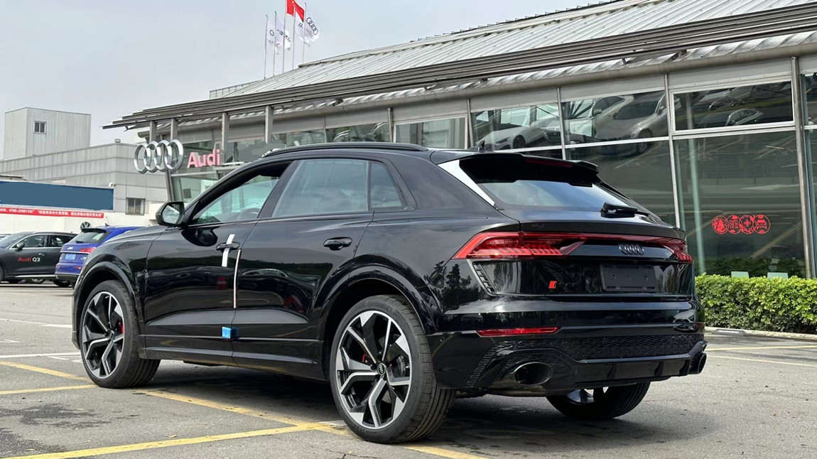 22款奥迪rsq8实拍,4.0tv8 r23寸轮圈 16个喇叭b&o音响