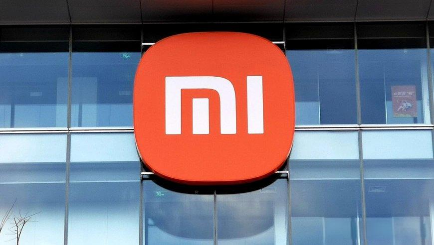 小米科技公司标志展示在玻璃幕墙上的大红色标识