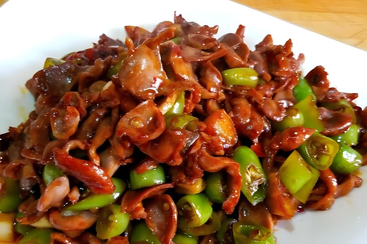 家常小炒经典之作:爆炒鸡胗的美味秘诀