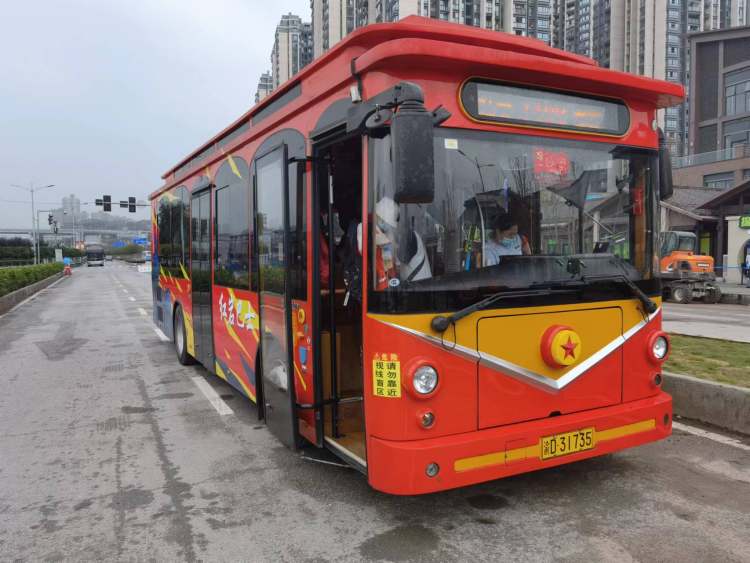 了解百年党史 重走红色地标 国庆黄金周t198红岩巴士成学生热门打卡点