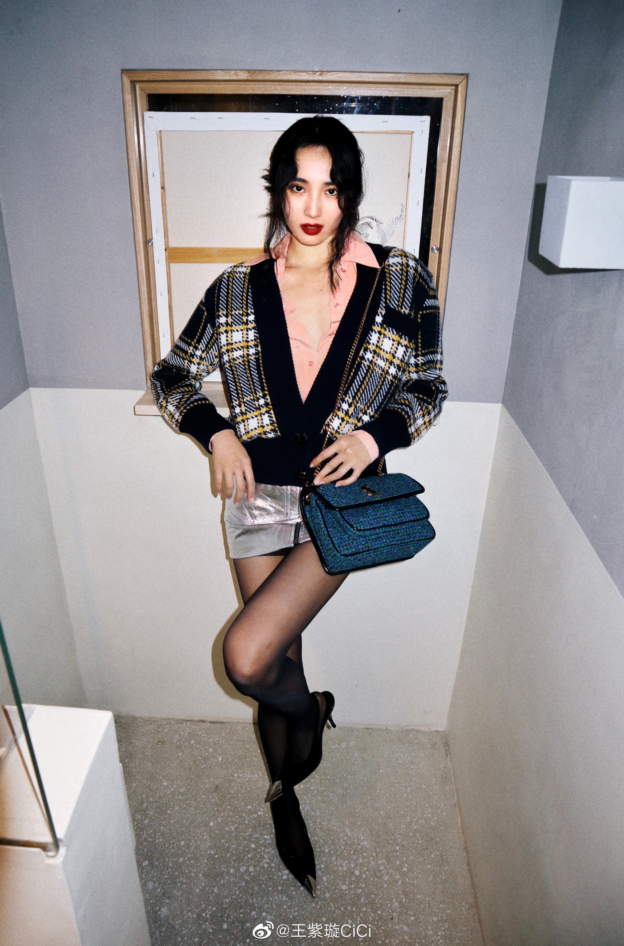 小神婆王紫璇的黑丝美腿美炸了