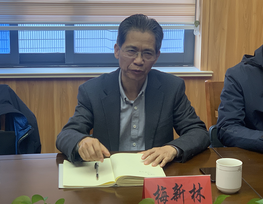 省人大常委会委员,教科文卫委员会副主任委员梅新林来澄江街道参加