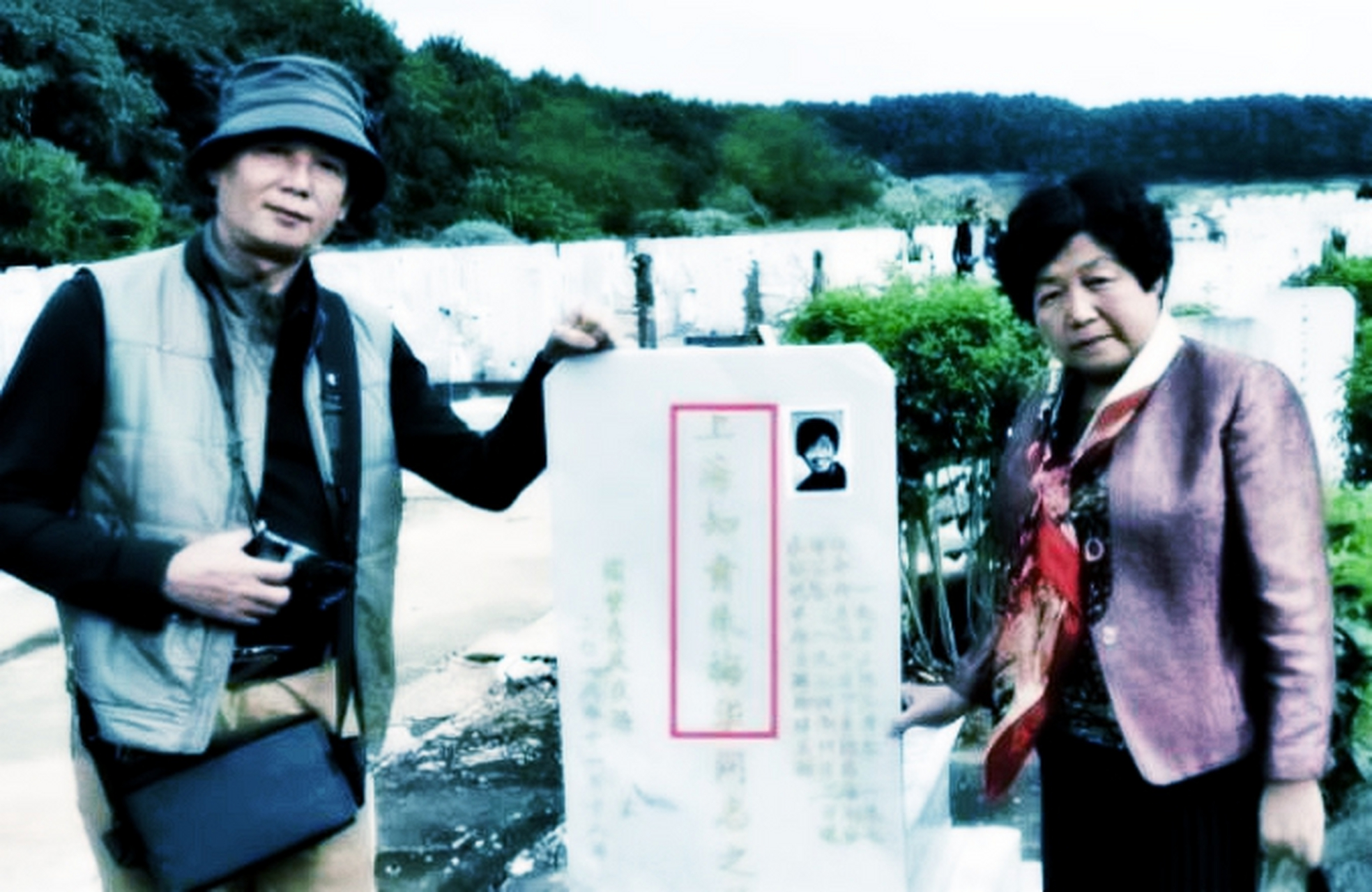 1974年云南西双版纳,21岁的知青女青年朱梅华肚子疼,跑到50米外的厕所