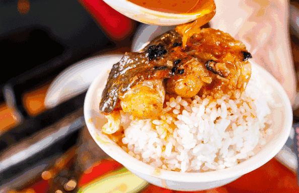 秘制香辣烤鱼臻选新鲜肥美的活鱼烤制其肉质细腻,丰富营养上桌