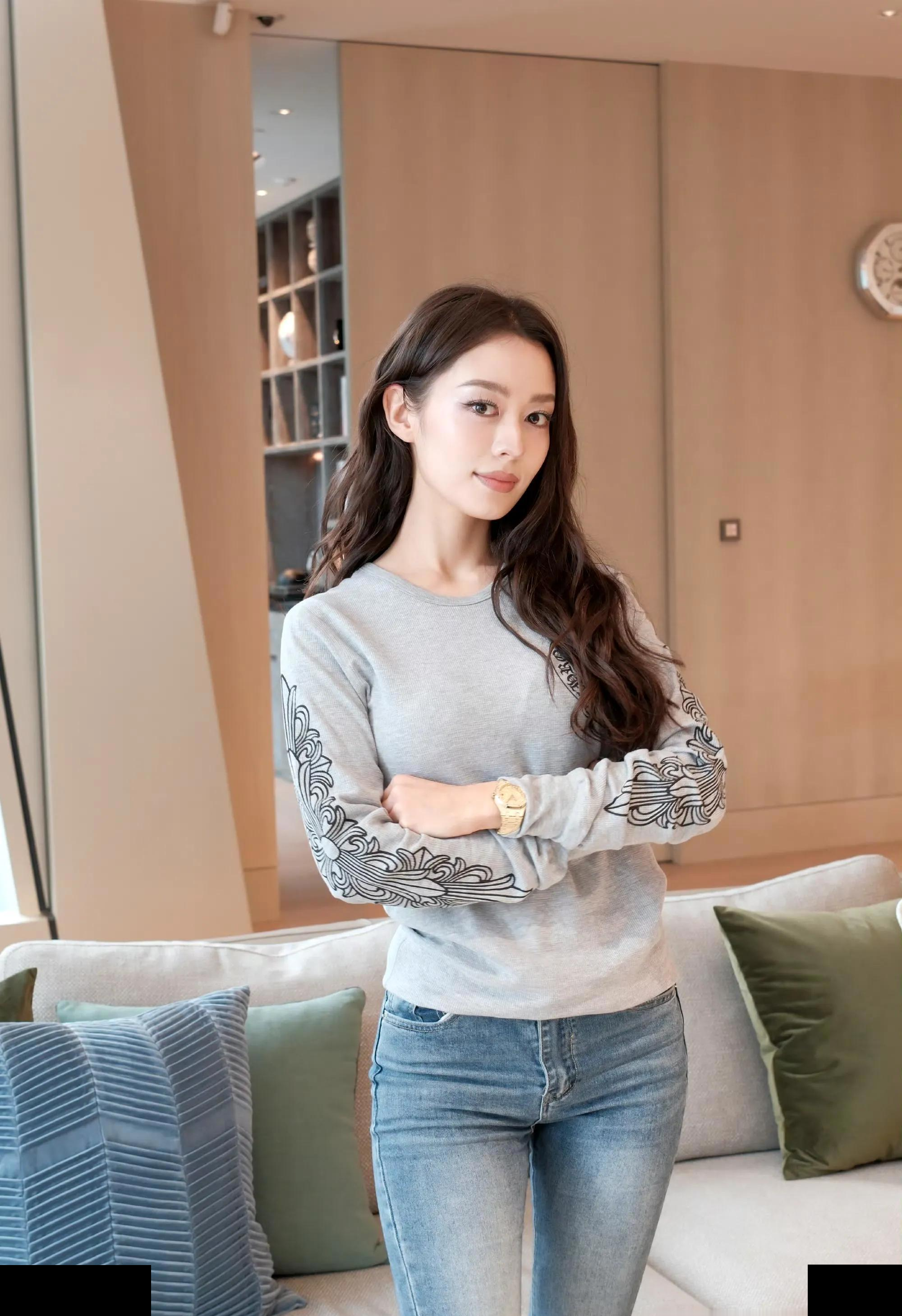 吉娜爱丽丝牛仔裤穿搭真有气质