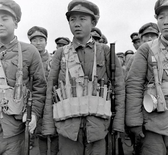 1947年,郝鹏举请谷牧赴宴,谷牧只带三人同行,声称:去赴单刀会