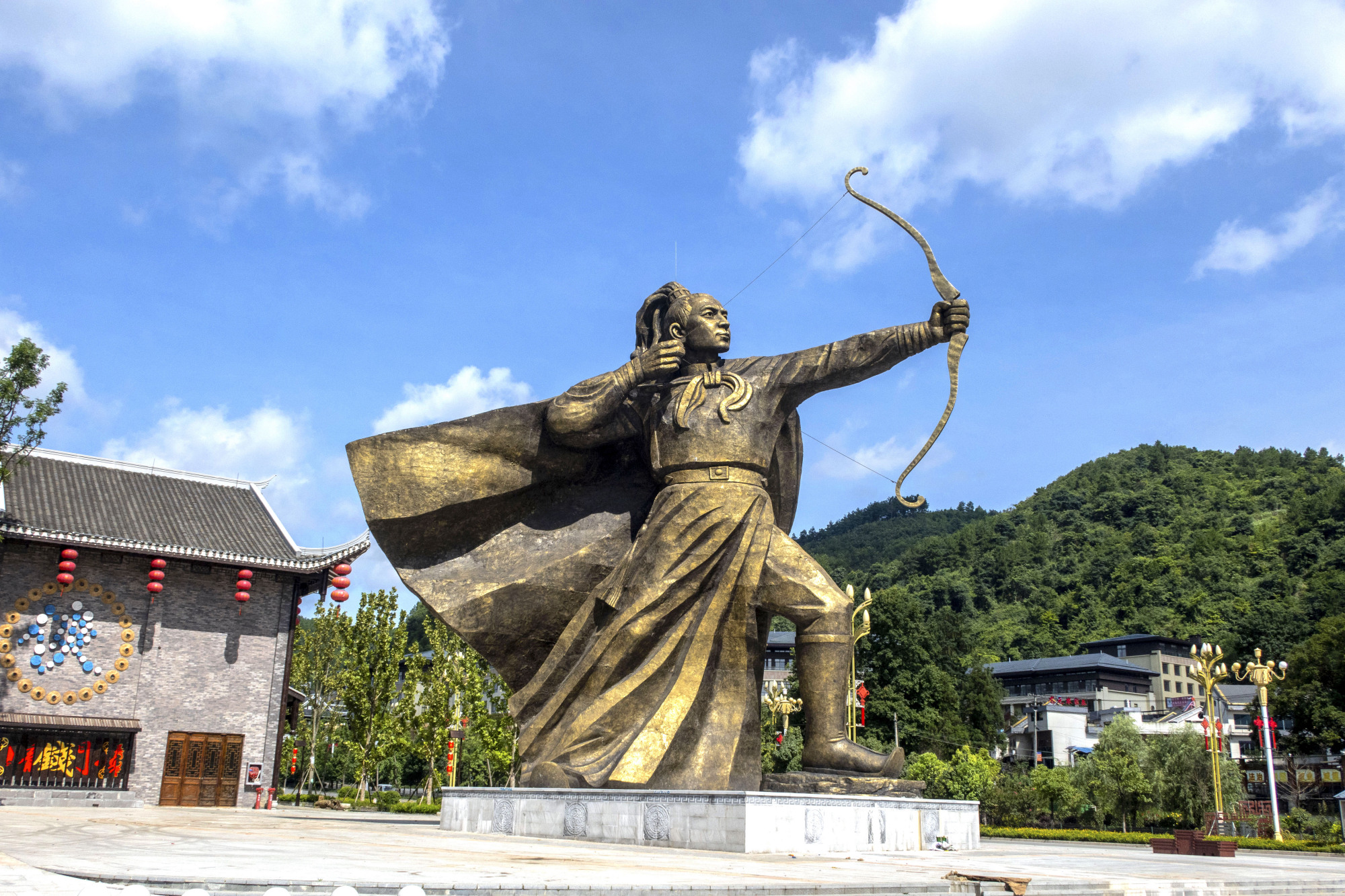 龙里龙门镇武侠文化旅游小镇:后羿雕塑像