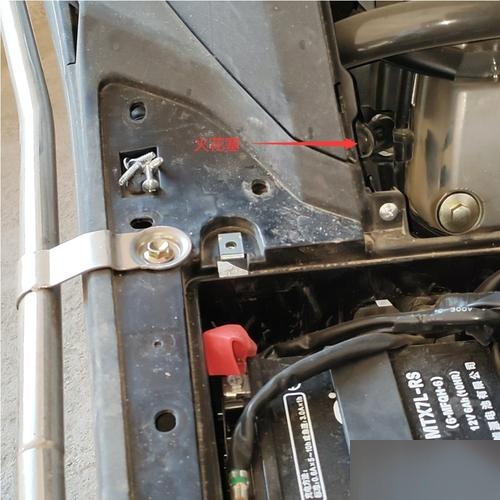 踏板车火花塞在哪个位置图