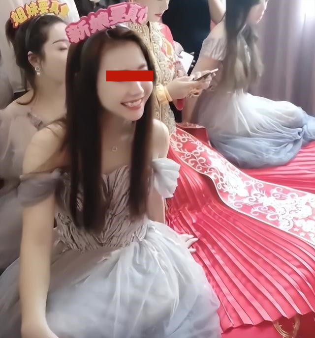 年轻漂亮女孩给闺蜜当伴娘,被4名伴郎"欺负,新娘无动于衷