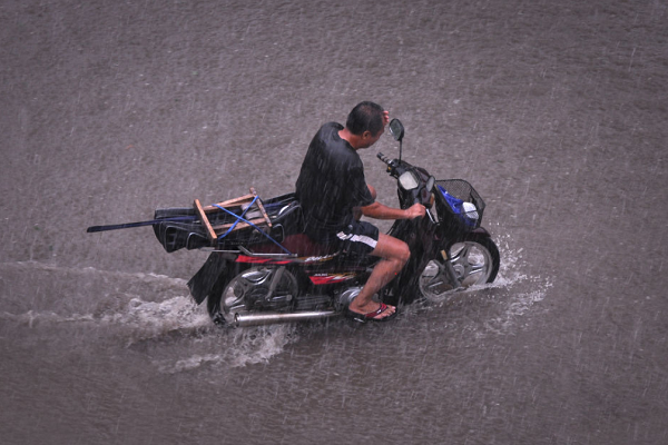 摩托车放外面淋雨没事吗