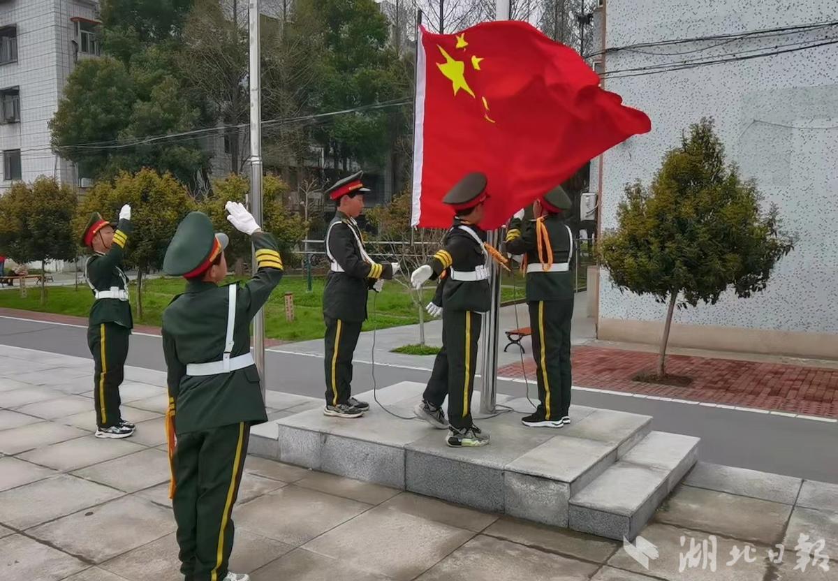 樊城区牛首中心小学首支国旗护卫队亮相