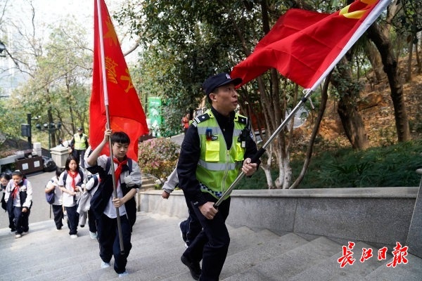 纪念向警予烈士牺牲95周年,警予中学师生登龟山缅怀先烈
