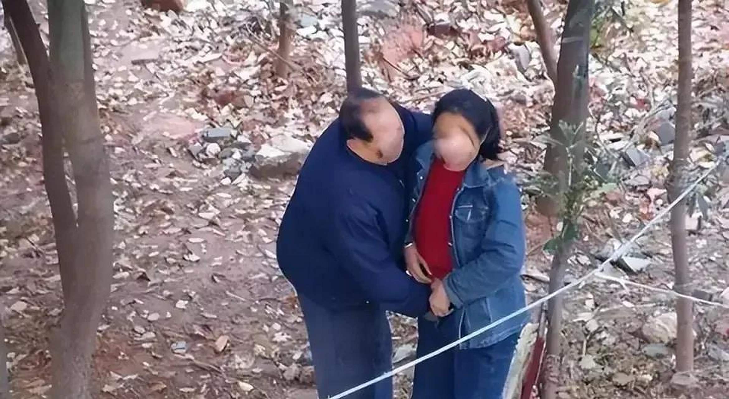 据报道,在多个公园内,出现了一些专门针对老年群体的"不雅服务"