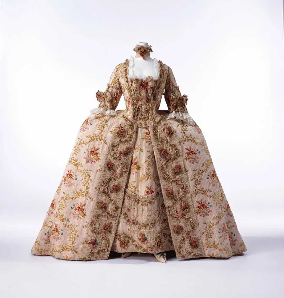 从西方帝侯到高定,没人能抵抗这位大家闺"绣"