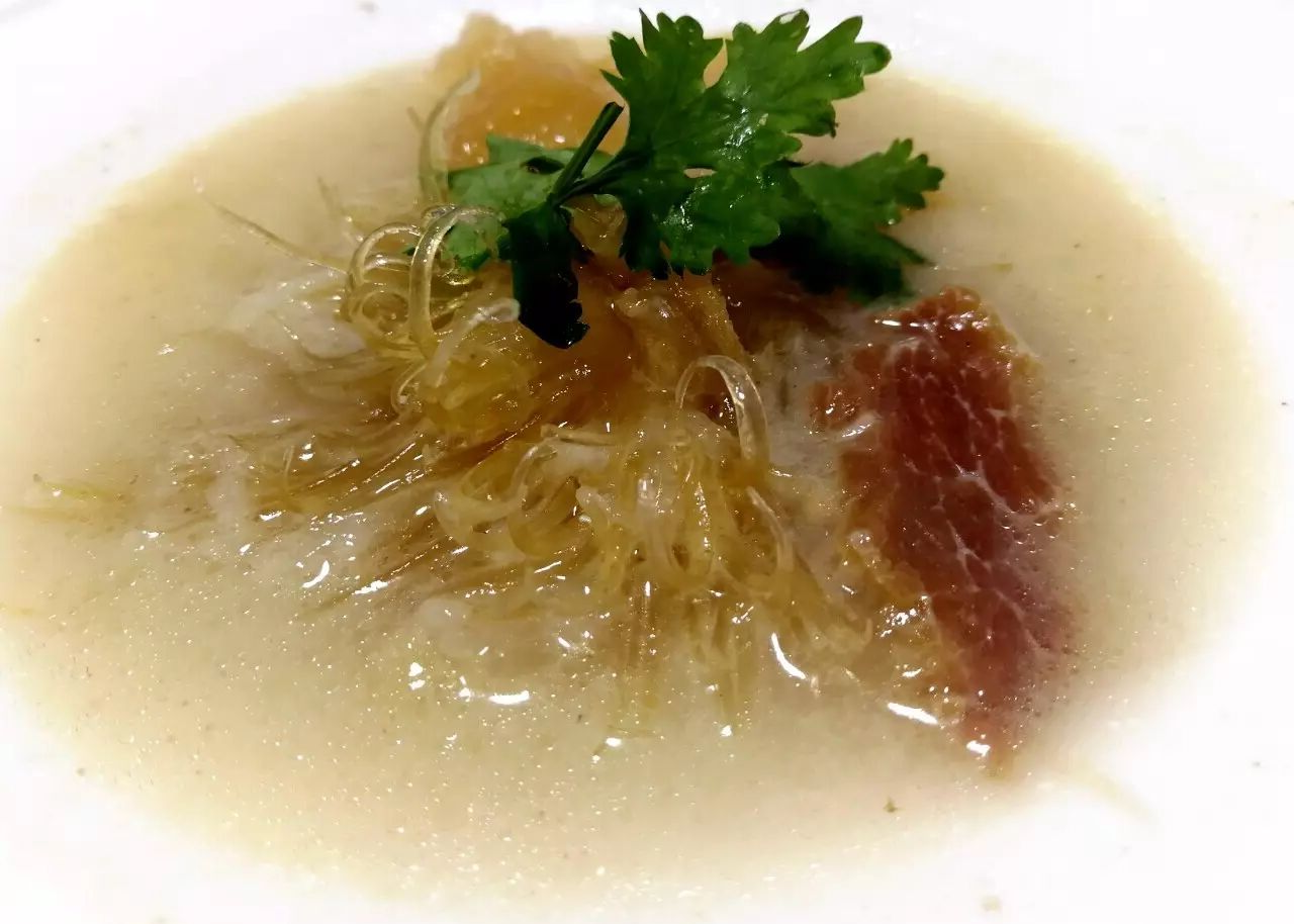 一锅奶白浓汤,解锁鱼翅顶级鲜