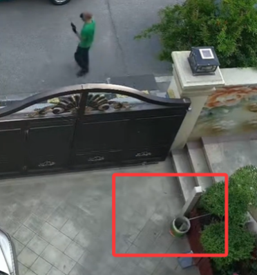 快递小哥隔门送件精准扔进垃圾桶 网友：不打篮球可惜了