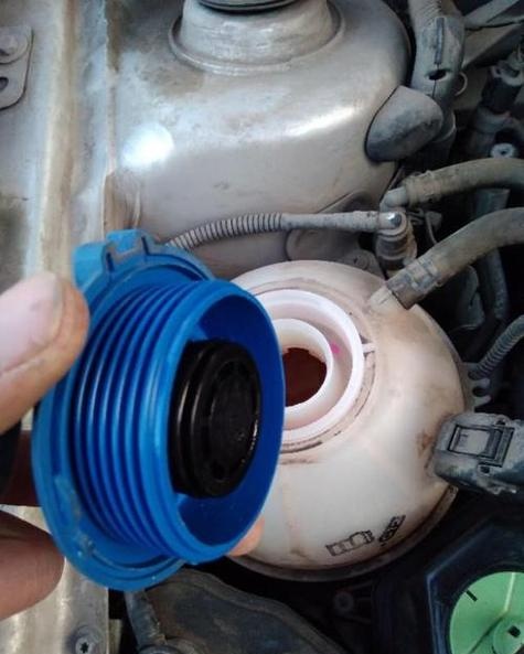 长安面包车换防冻液时咋放水排气