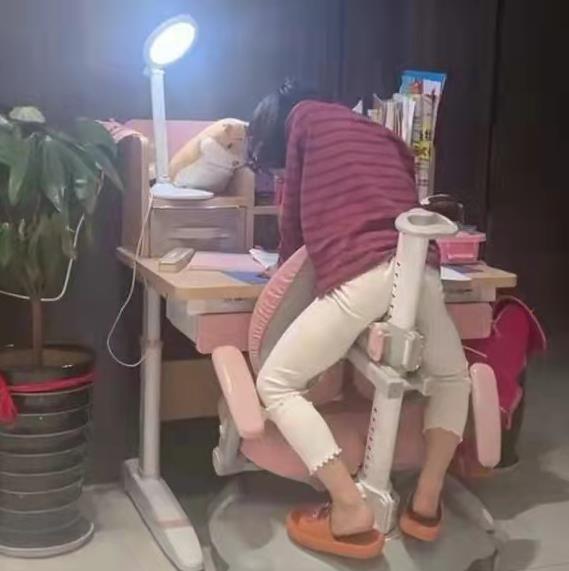 女儿总喜欢夹腿,妈妈觉得很尴尬,给你三个建议,请收藏备用!