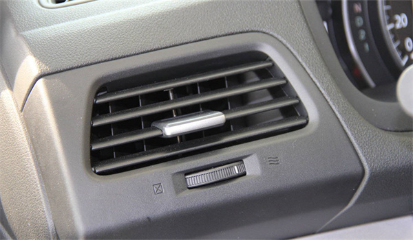 汽车空调出风口冒烟并有焦味?