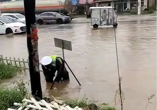 绥中县局:全警顶雨逆行 坚守路面一线