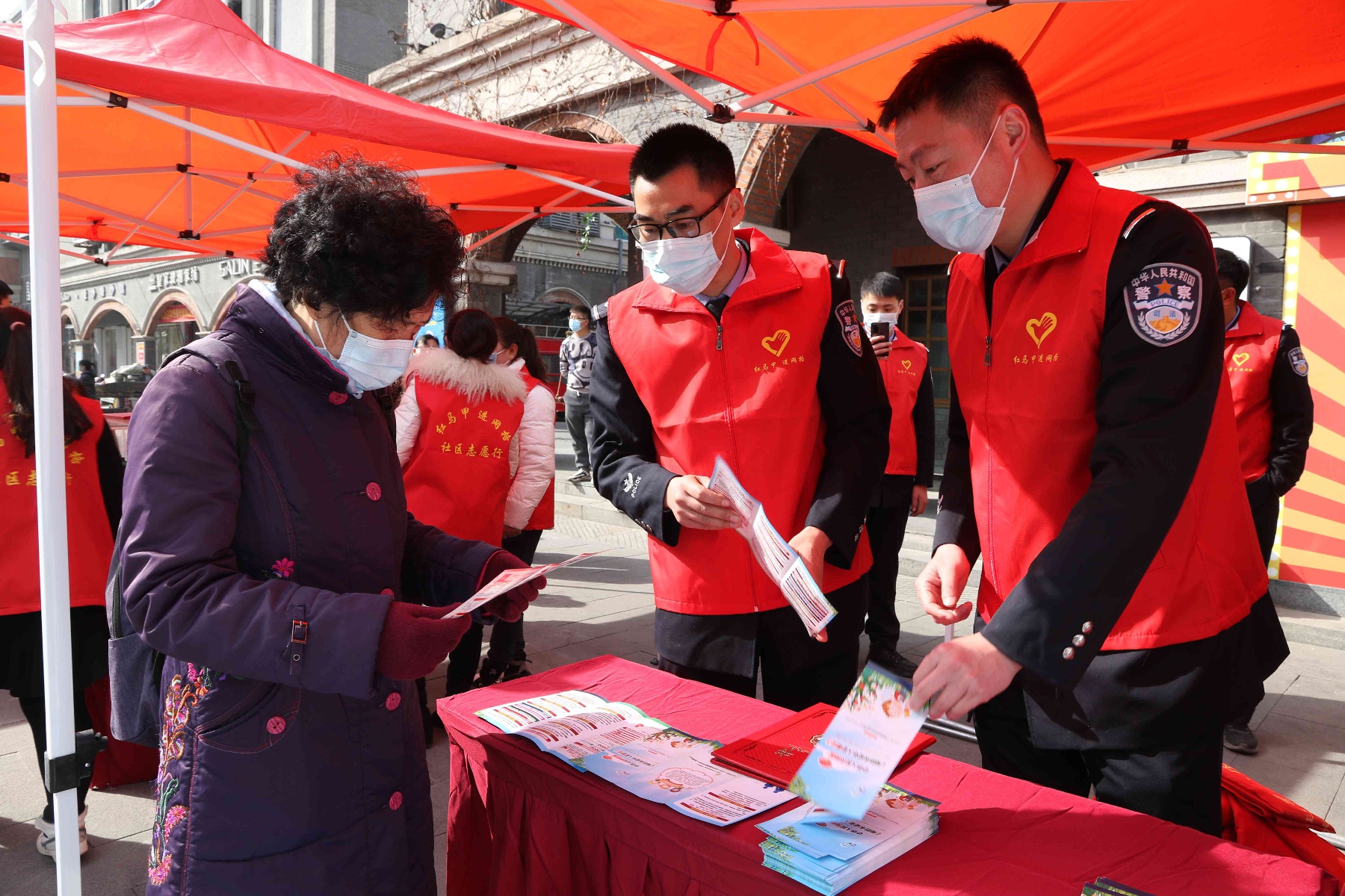 "红马甲 进网格"——连云港监狱开展"法润港城"普法志愿活动