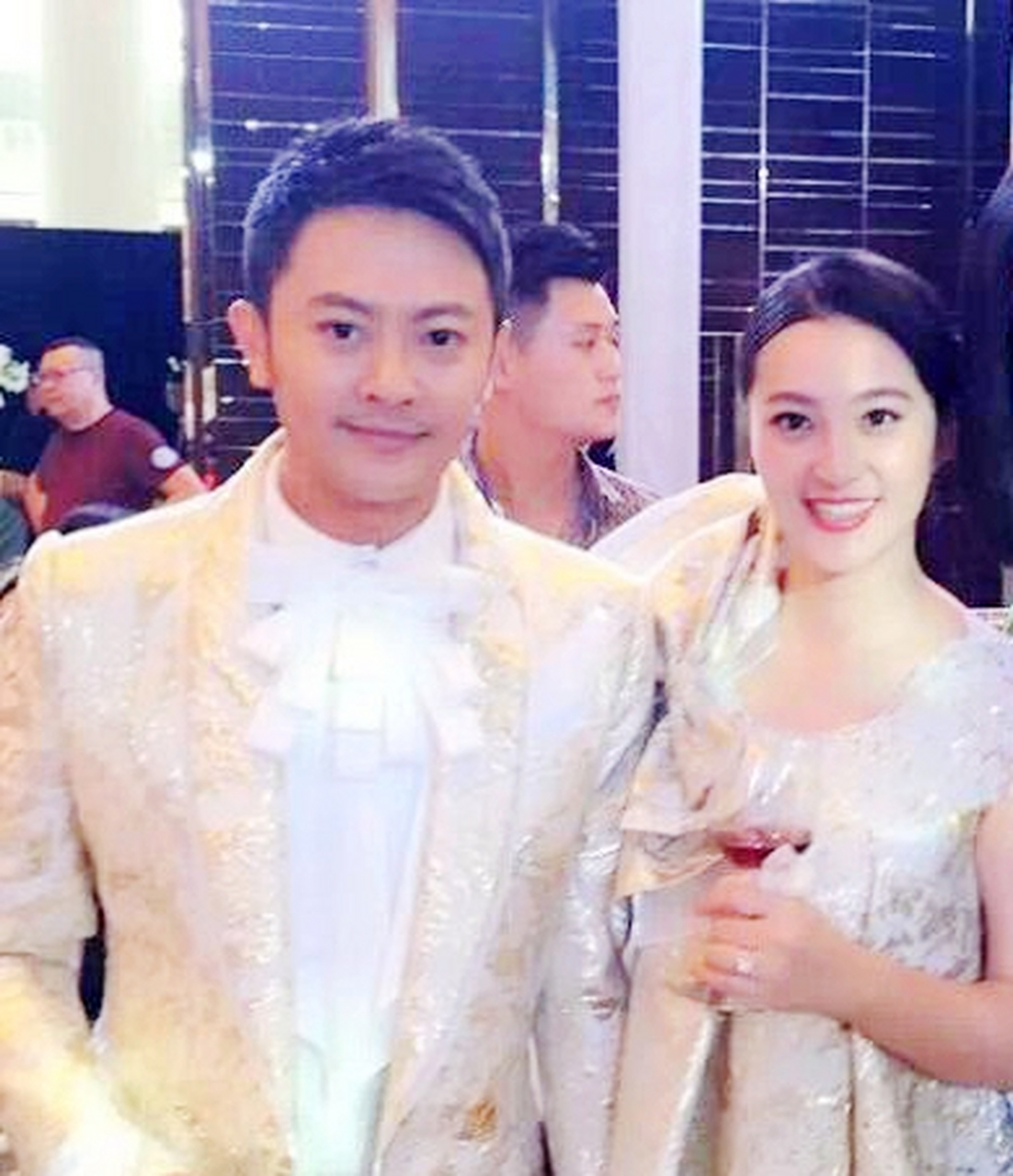 2015年,印小天在拍戏时认识了年轻漂亮的哈琳娜,两人一见钟情.