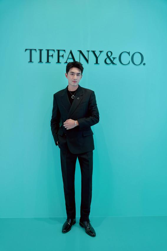 林更新现身tiffany&co 南京活动 质感黑色西装抒写深蕴无限