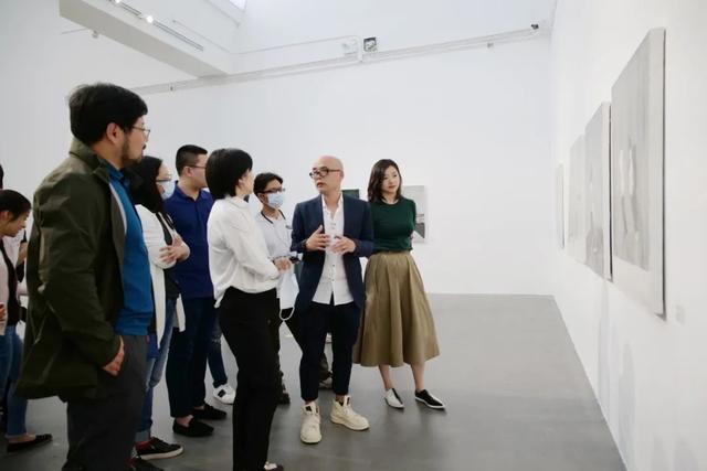 姚志燕个展亮相成当代艺术中心,作品充满了市井的幽默感