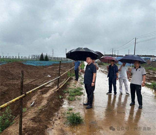 兴平高新区管委会主任梁养奎检查在建项目和企业安全生产工作