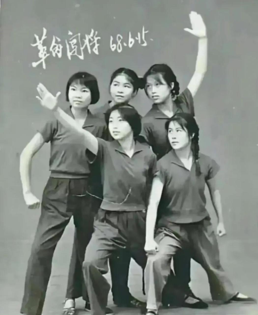 在某自媒体平台上,看到一张回顾60年代的老照片,没想到有6000多条评论