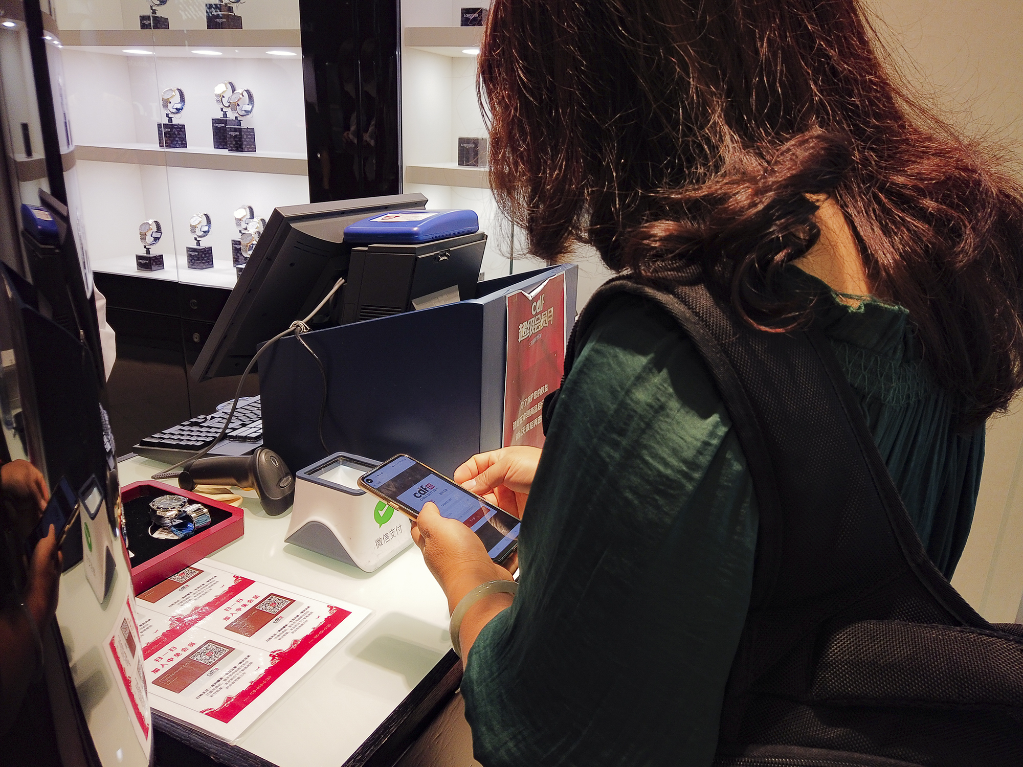 豪!三亚免税城奢侈品店前排长龙,店员展示8700元手表像拎棵白菜