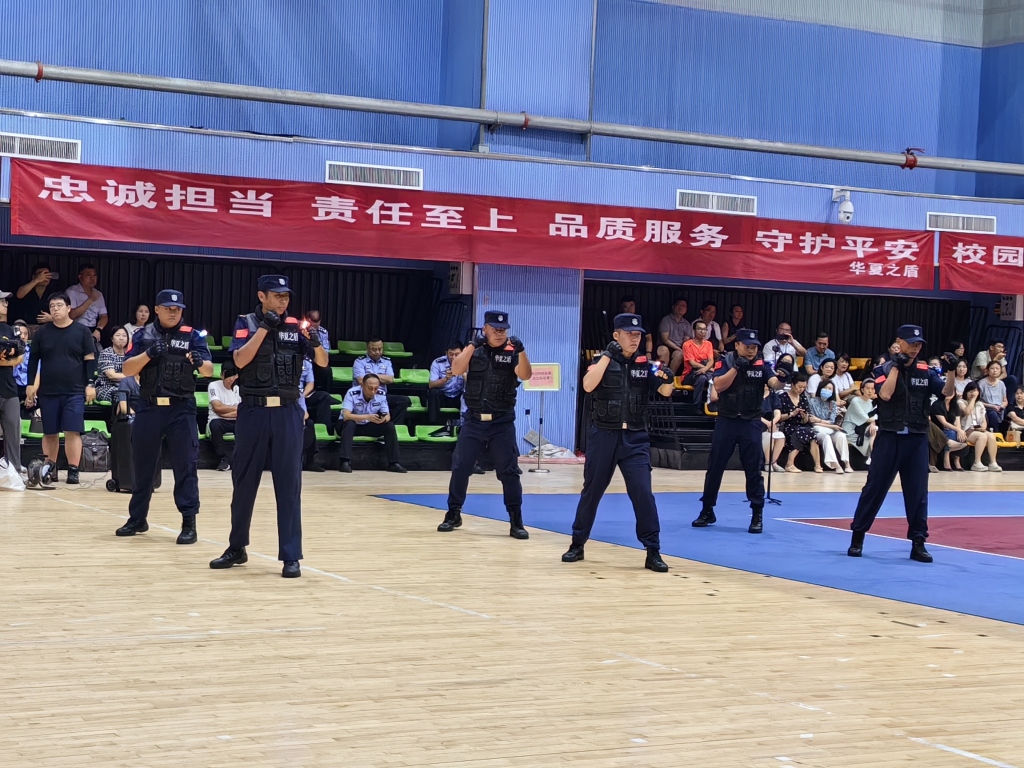 校园保安亮绝活!青岛市校园安保应急处置汇报展演上演"实战"技能