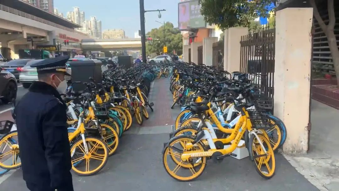 【以案释法】共享单车乱停放  综合执法治乱象