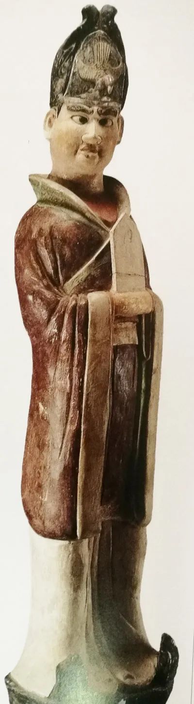 又如以章怀太子墓出土的《客使图》为例,三位唐朝官员穿着宽身大袖的