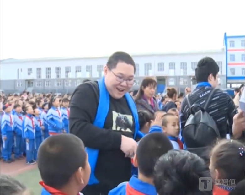 对于刘谋捐建希望小学,网上褒贬不一,有人觉得他在作秀,也有人觉得这