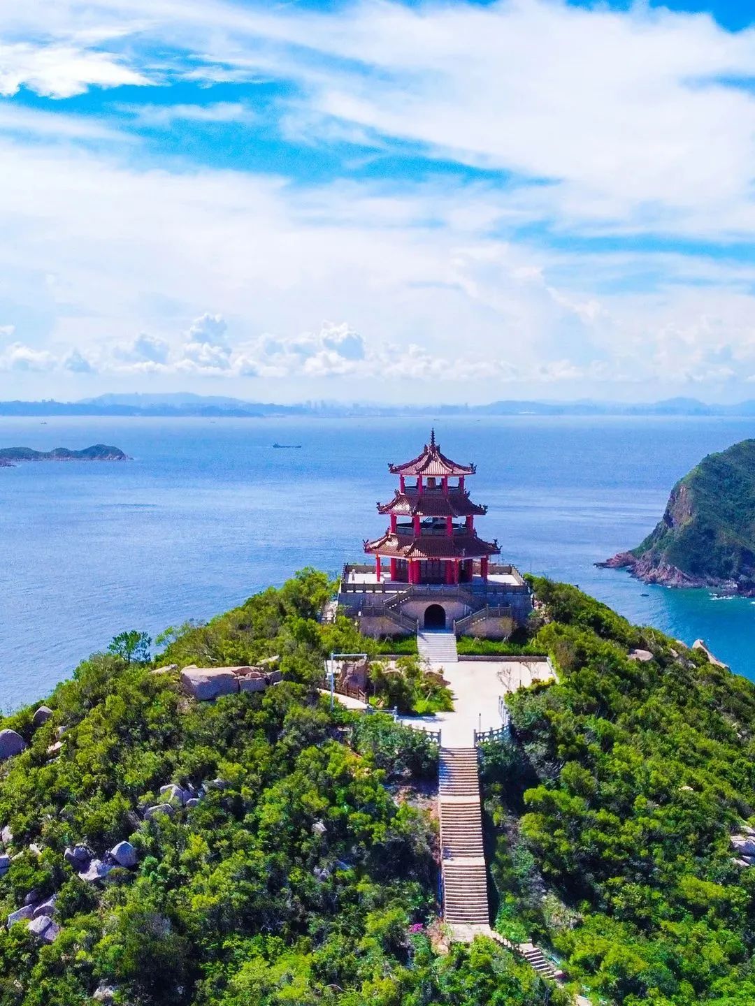 该岛主要分为三大部分玉带环腰沿海路景区沙滩景区伶仃峰景区