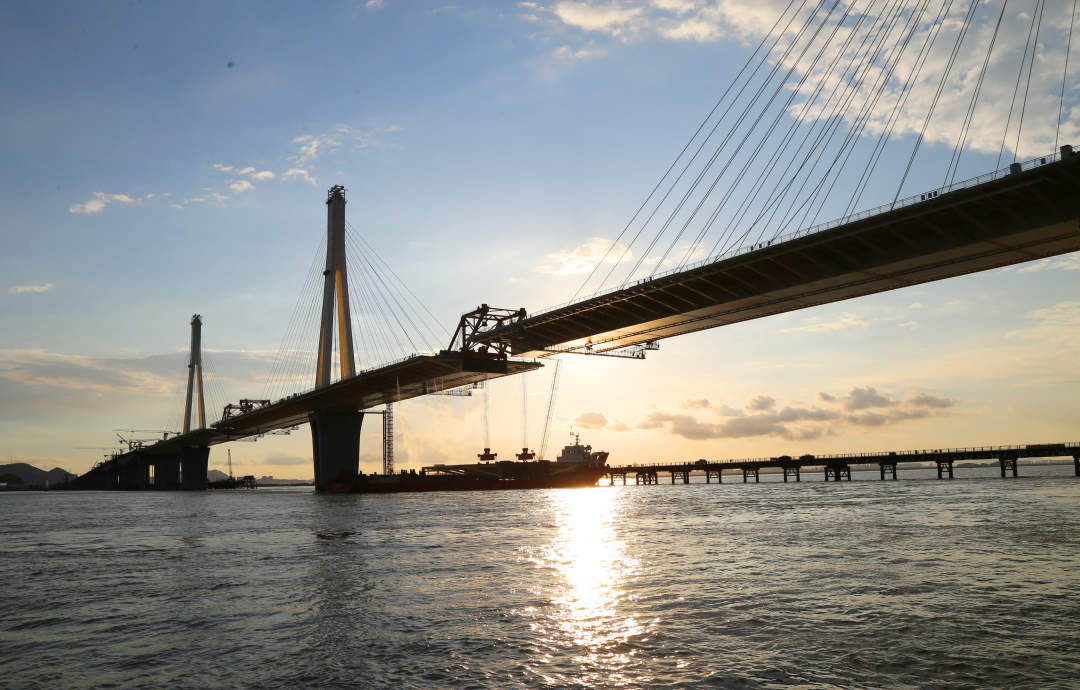 珠海金海大桥完成标准钢箱梁架设