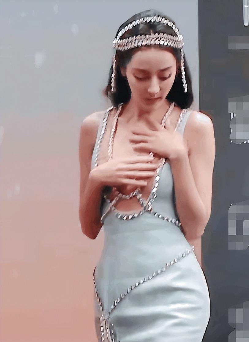 迪丽热巴捂胸门!金星怒怼:没职业素养,怕穷人看,怕富人看不见