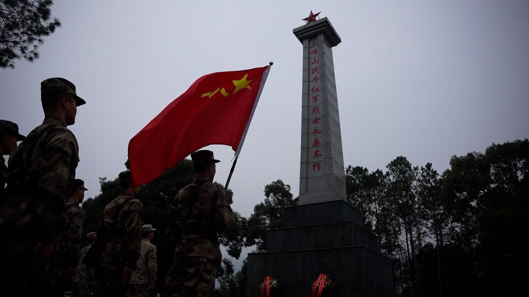 县人武部还组织预定新兵前往千家峒瑶族乡刘家庄红色文化展馆,三峰山