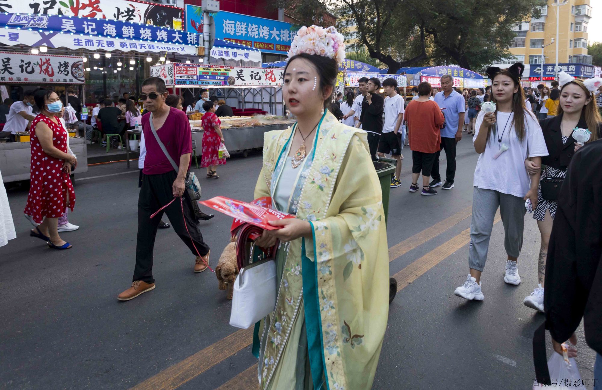 實拍齊齊哈爾夜市,消費的主力多為年輕女孩