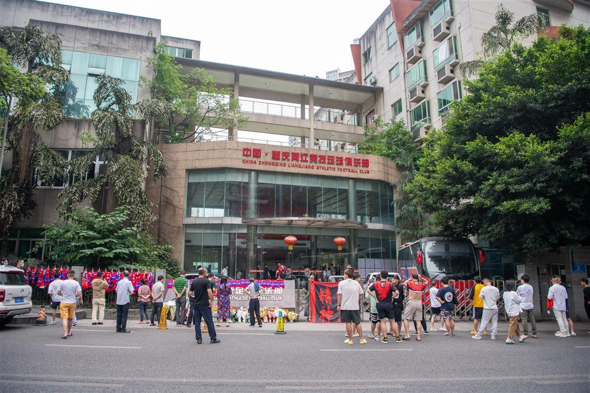 深圳足球俱乐部解散_无比唏嘘！又一支中超球队没了 再见了 广州城！_中超冠军队伍解散