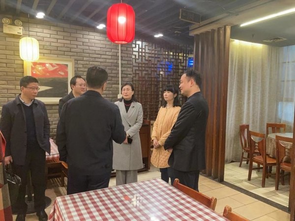 祝红梅赴"双千"挂点企业现场办公