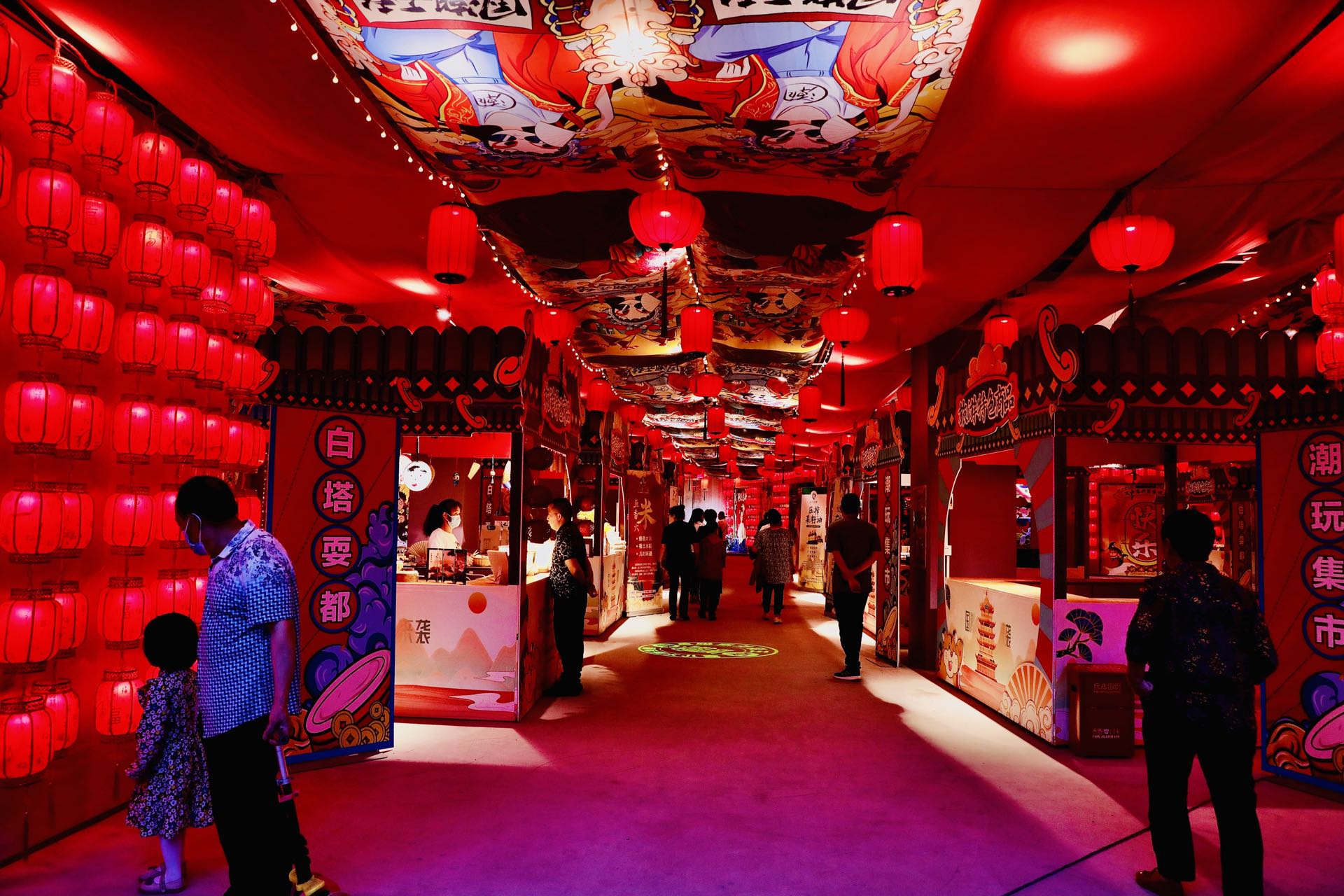 白塔耍都"换装" 国潮夜市亮相