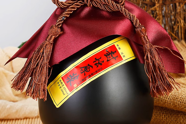 封坛原浆白酒是浓香型52/42度高粱纯粮食酒,选用十年陈酿的酒液,百年