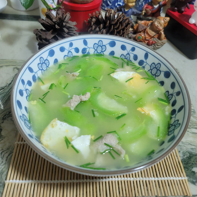 鸡蛋瘦肉丝瓜汤,清甜的汤品,适合夏天