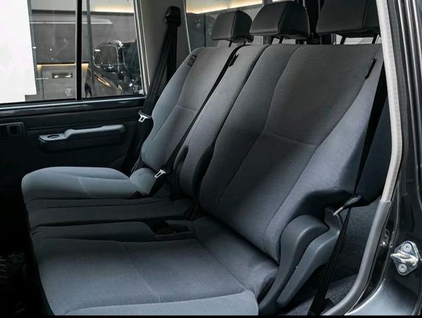 标题:丰田兰德酷路泽 70 海外版亮相,绒布座椅引发争议