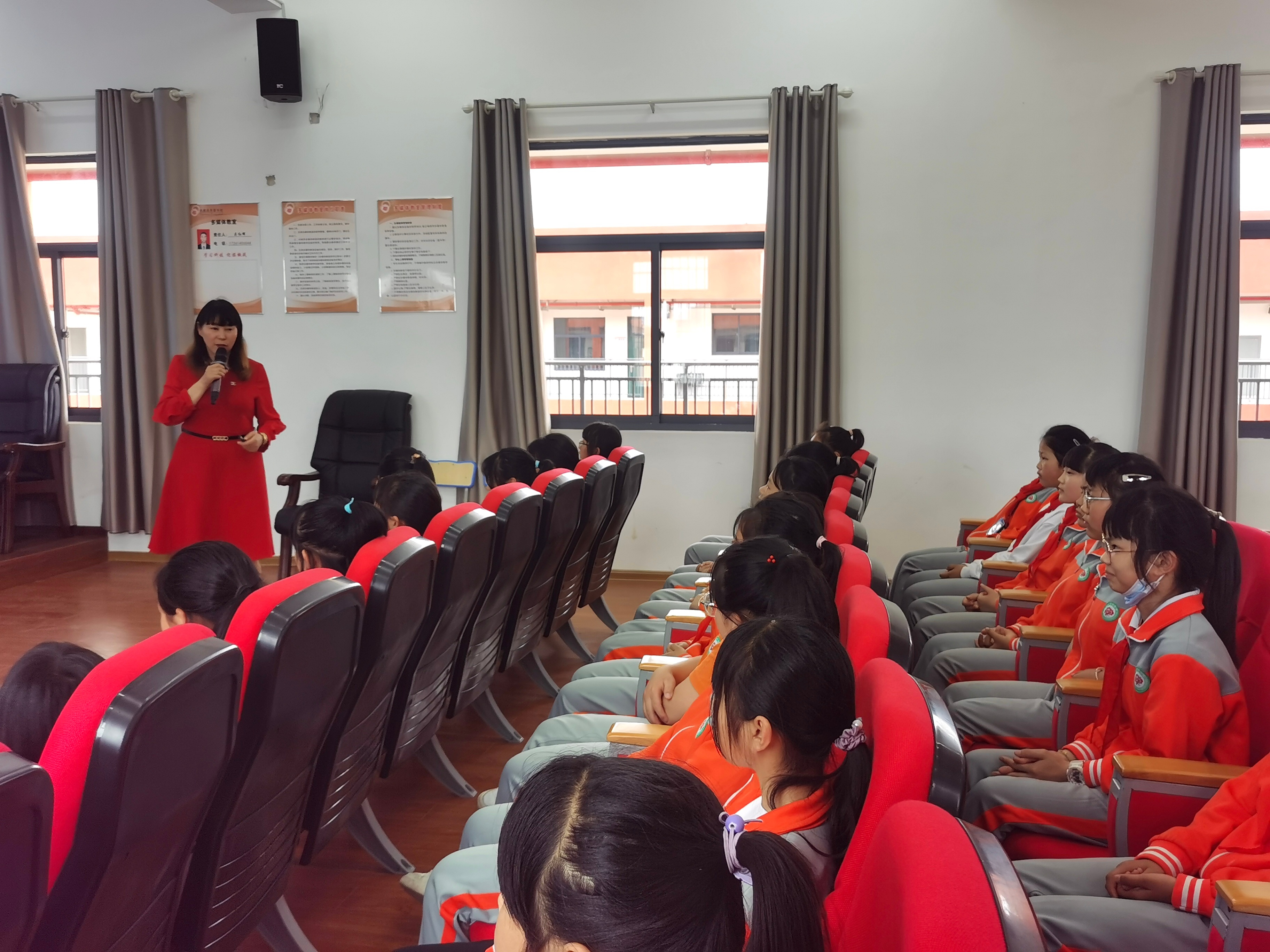 凤凰县芙蓉学校举办青春期健康教育专题讲座