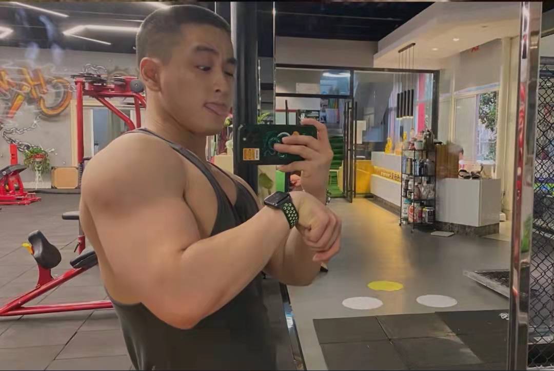 爱笑,爱卖萌的寸头肌肉型男