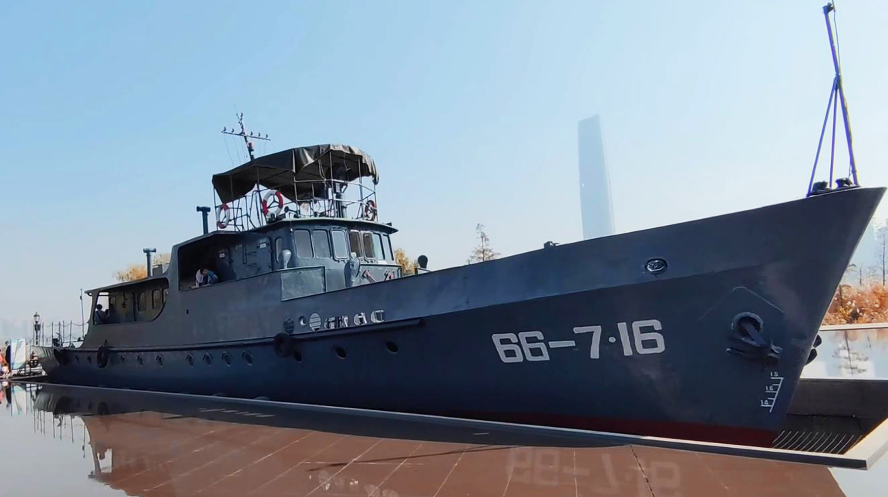 武汉汉口江滩有艘舰艇,陆地上建专属展示区,背后历史故事感染人
