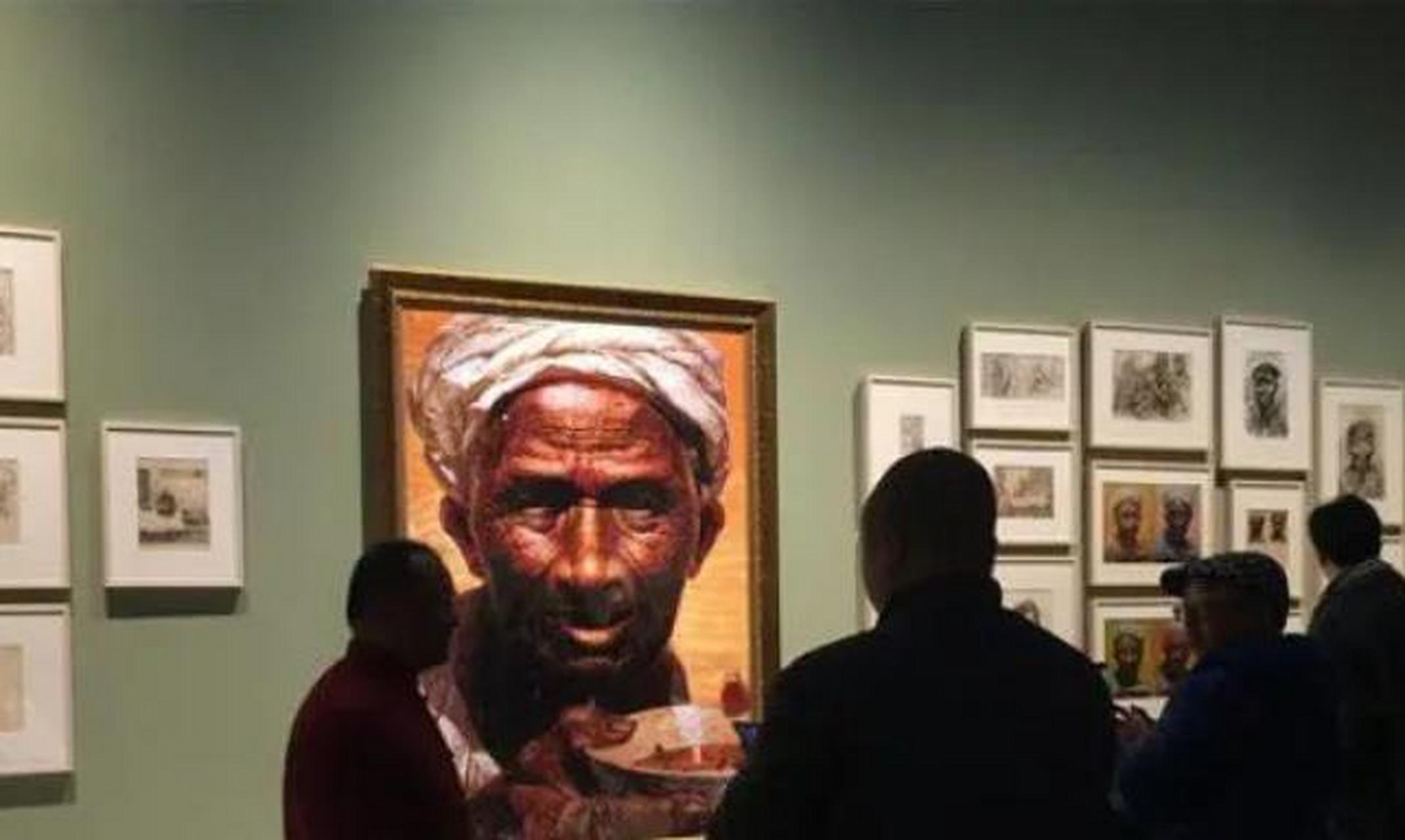 这幅油画《父亲》是32岁大三学生罗中立的作品,被国家收藏时,费用只有